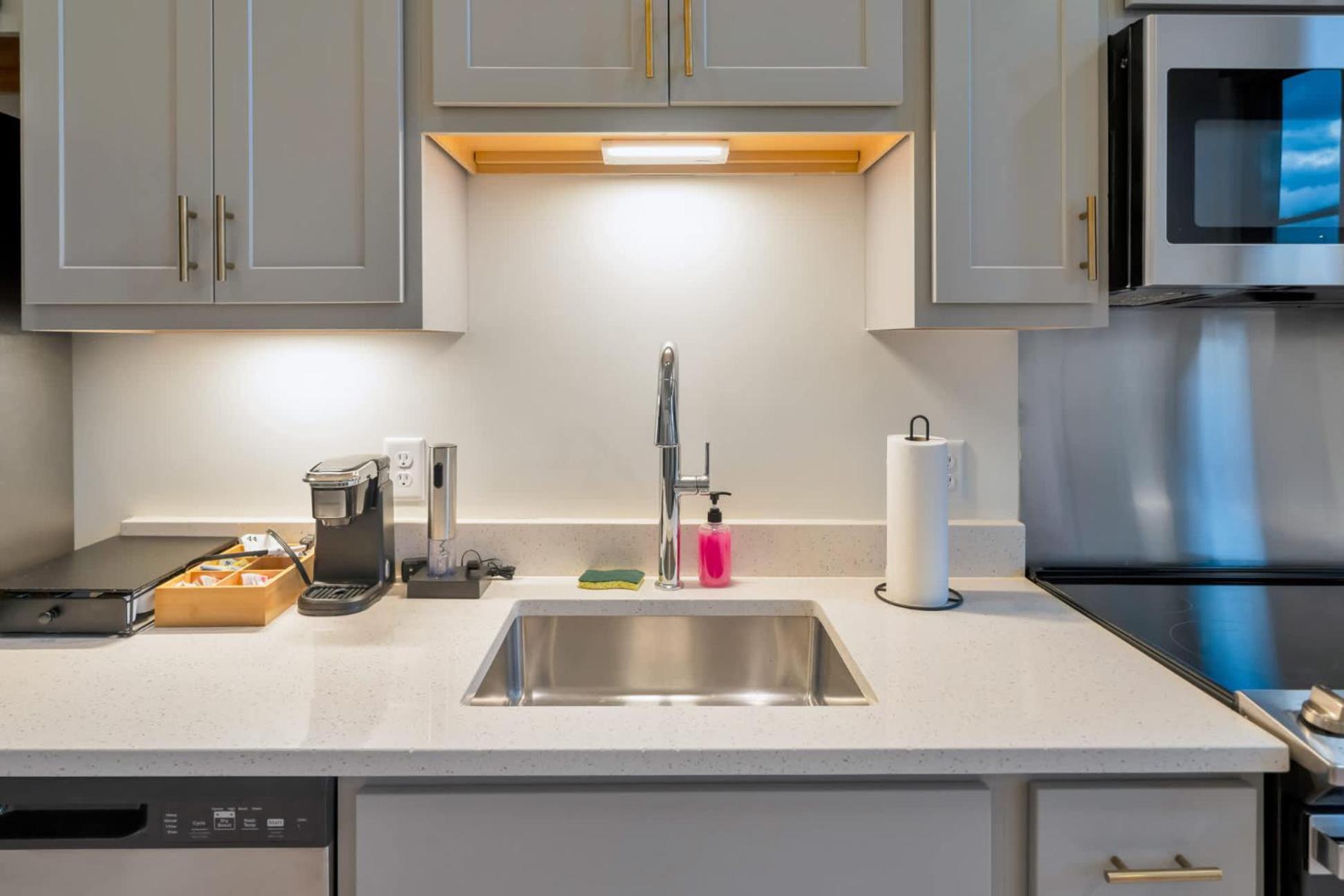 Bright And Modern In # 306 Apartment